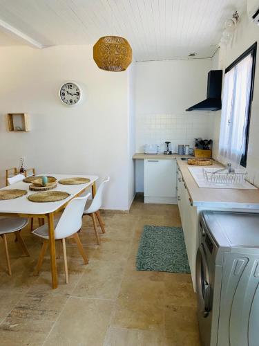 une cuisine avec une table et une salle à manger dans l'établissement Proche SARLAT le gîte de FANOVA, à Marcillac-Saint-Quentin