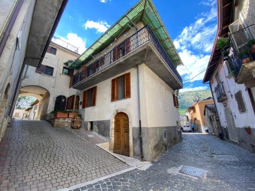 an old building with a wooden door on a street at Elle Shelter in Scanzano