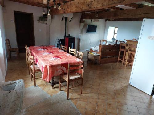 een eetkamer met een tafel en stoelen bij Gîte 11 personnes avec extérieur in Saint-Maurice-de-Rotherens