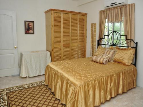 1 dormitorio con 1 cama y 1 mesa en una habitación en Windmill Villa, en Craighton