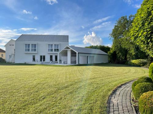 duży biały dom z dużym trawnikiem w obiekcie Dom wycieczkowy Zacisze w mieście Sandomierz
