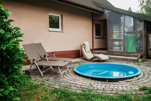 a patio with a pool and a table and chairs at Szmaragdowy domek in Nowy Wiśnicz