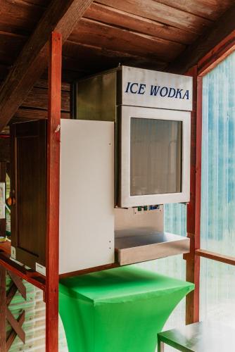a microwave oven sitting on top of a building at Szmaragdowy domek in Nowy Wiśnicz