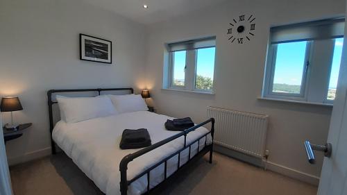 Tempat tidur dalam kamar di Lane End Cottage Holmfirth - Panoramic Views, Modernised with offroad parking