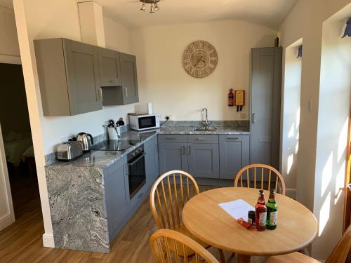 Kuchyň nebo kuchyňský kout v ubytování Ashton Cottages