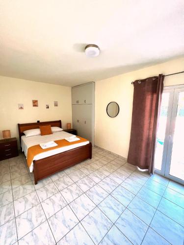Кровать или кровати в номере Kalamata Garden Suite
