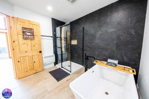 Chalet du Sommet- Pet Friendly- SPA- St-Côme tesisinde bir banyo