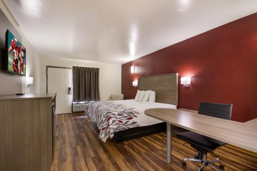 Katil atau katil-katil dalam bilik di Red Roof Inn Crestview