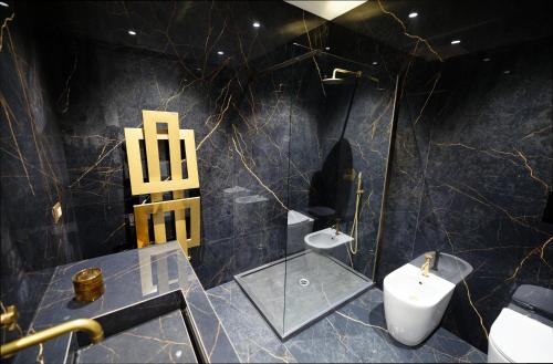 a bathroom with a toilet and a glass shower at Maison Canopée in Messina