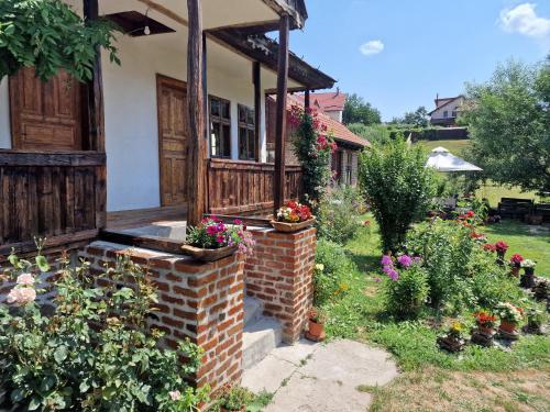 a garden outside a house with flowers and plants at Old Court in Curtea de Argeş