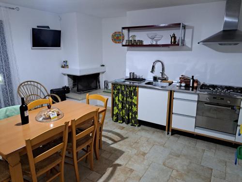 een keuken met een tafel, een wastafel en een fornuis bij LA CASA DI BEL in Monopoli