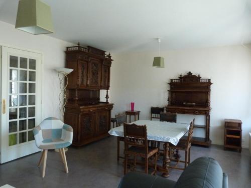 - un salon avec une table et des meubles en bois dans l'établissement Le Pariou, à Clermont-Ferrand