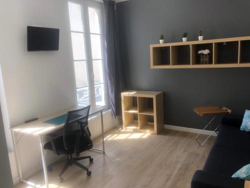 un salon avec un bureau et un canapé dans l'établissement Superbe studio centre ville La Rochelle, au calme, à La Rochelle