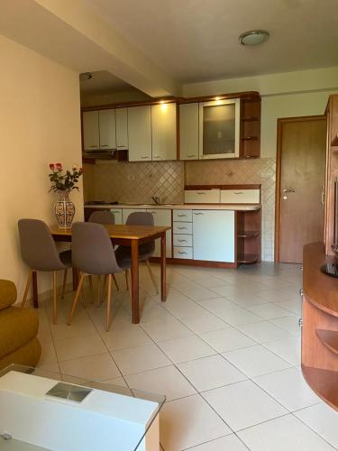 Kuchyňa alebo kuchynka v ubytovaní Apartmani IvaMia