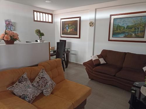 ein Wohnzimmer mit einem Sofa und einem Tisch in der Unterkunft La Casa de Mamá Tere in Zapatoca