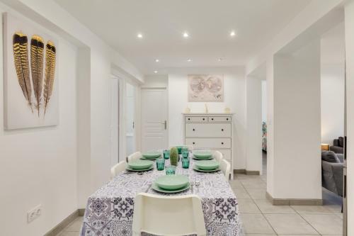 a white dining room with a table and chairs at Appartement Gare St Charles Vieux Port in Marseille