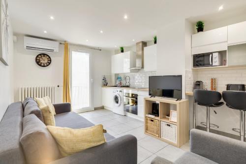 un salon avec un canapé et une télévision dans l'établissement Appartement Gare St Charles Vieux Port, à Marseille