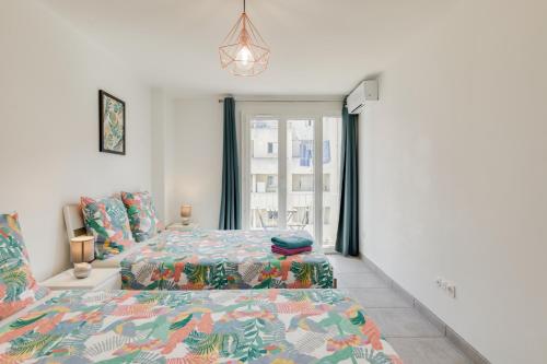 une chambre avec deux lits et une fenêtre dans l'établissement Appartement Gare St Charles Vieux Port, à Marseille