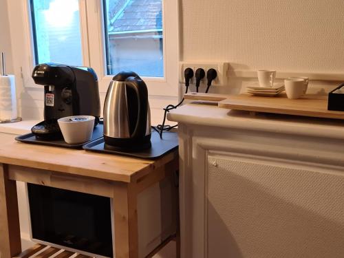 een keuken met een koffiezetapparaat op een aanrecht bij Beaugency-1 sur la route des Châteaux in Beaugency