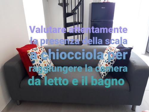 eine Couch mit einer Wand mit Worten drauf in der Unterkunft La Romanina in Bagnone