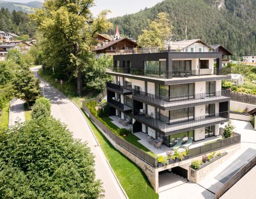 een luchtzicht op een huis met bomen bij VANEA - Alp Relax Guesthouse in Chienes
