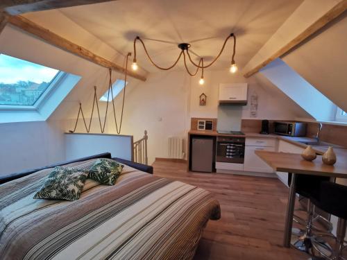 ブローニュ・シュル・メールにあるAcapulco, Superbe souplex proximité vieille villeの大きなベッドとキッチンのある寝室