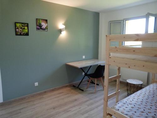 sypialnia z biurkiem i łóżkiem piętrowym w obiekcie Lumineuse maison neuve, cosy,67m², 2 Chambres/6 couchages 1km Lac, 200m du bourg. Vue paisible, sur la nature w mieście Saint-Pardoux