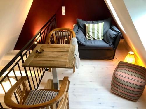 een woonkamer met een bank en een tafel bij Knuffelkamer über der Gracht in Friedrichstadt