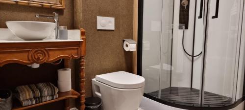 Ένα μπάνιο στο Logies La Chèvre Folle - Lodging & Cooking in Style with Shared Kitchen
