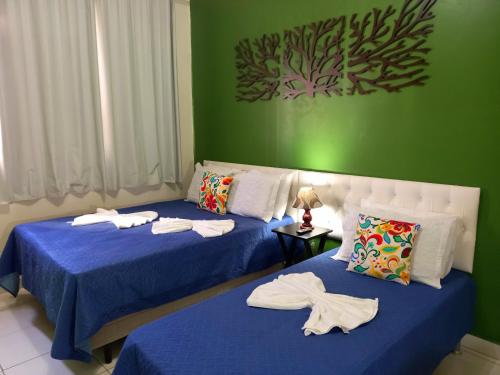 - une chambre avec 2 lits et des serviettes dans l'établissement Home Office na Praia de Copacabana TC1204, à Rio de Janeiro