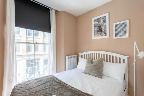 Postel nebo postele na pokoji v ubytování Merchant City Apartment