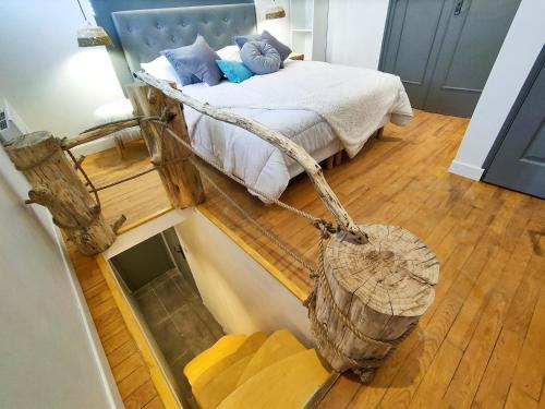 una vista dall'alto di una camera da letto con un letto di SPA 100m plage BRASERO design KITESURF a Berck-sur-Mer