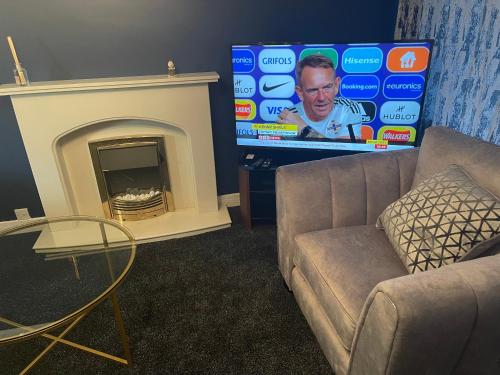 Μια τηλεόραση ή/και κέντρο ψυχαγωγίας στο Stylish 3 bed house, private parking on premise, with conservatory, close to KFC, McDonalds, ALDI and ASDA