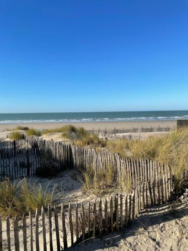 płot na plaży z oceanem w tle w obiekcie Cosy Appartement vue mer w mieście Camiers