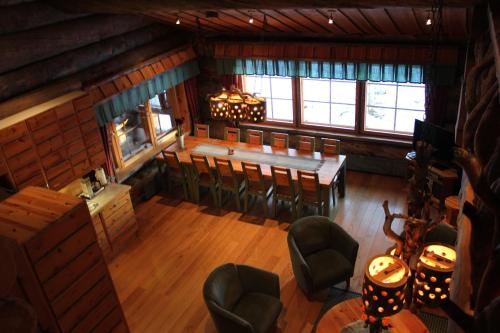 vista sul soffitto di un ristorante con tavolo e sedie di Rukanhelmi Cottage a Ruka