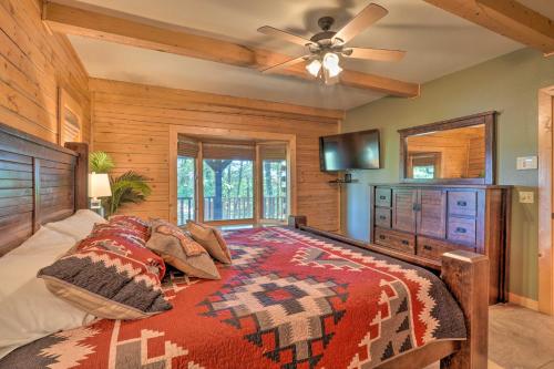 Легло или легла в стая в Country Cabin with Wraparound Deck and Views!