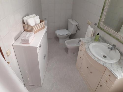 Kúpeľňa v ubytovaní ChavesB Apartamento en Vilaxoan de Arousa