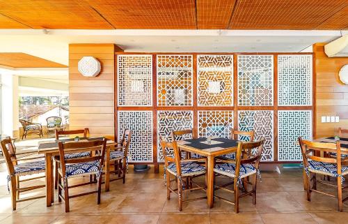 a dining room filled with tables and chairs at Palace Praia Hotel in Florianópolis