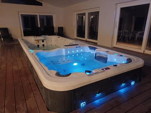 een grote jacuzzi in een kamer bij Hotell Solstickan in Mellbystrand