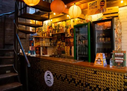 un bar en un restaurante con barra con aperitivos en Casa Mood Usaquen en Bogotá