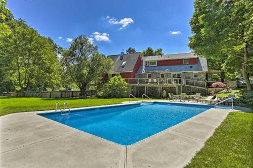 Galeri foto Decked-Out Home Hot Tub, Pool, Fire Pit and More! di Monroe