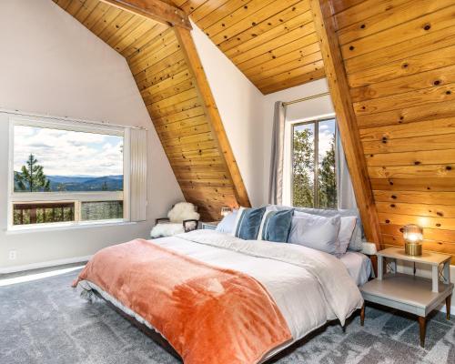 מיטה או מיטות בחדר ב-Eagle View Mountain Retreat with stunning views, hot tub, decks, 1 acre
