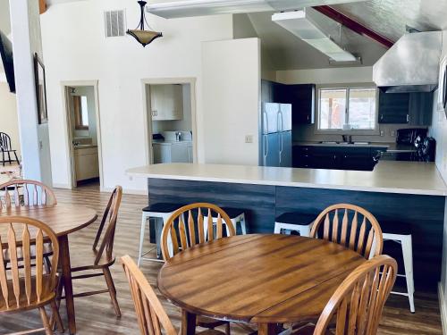 Η κουζίνα ή μικρή κουζίνα στο Sleeps up to 42 Private Clubhouse, Sand Volleyball, Playground, 6miles to Quarry