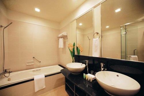 Nilai Springs Resort Hotel tesisinde bir banyo