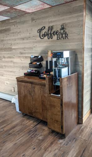 セント・イグナスにあるHuron Innの壁に看板が貼られたレストランのコーヒーバー