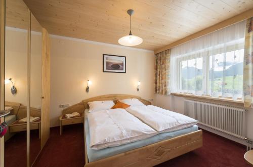 מיטה או מיטות בחדר ב-Ferienhof Auerhof