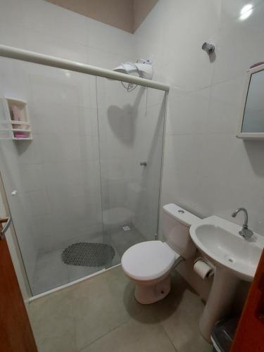 e bagno con doccia, servizi igienici e lavandino. di Balneário Céu Azul, com piscina a 350m da praia a Matinhos