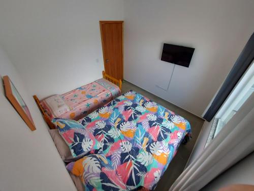 Cama ou camas em um quarto em Balneário Céu Azul, com piscina a 350m da praia