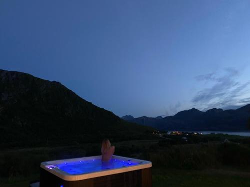 una vasca idromassaggio con luci blu in montagna di Villa med jacuzzi og nydelig utsikt a Gravdal