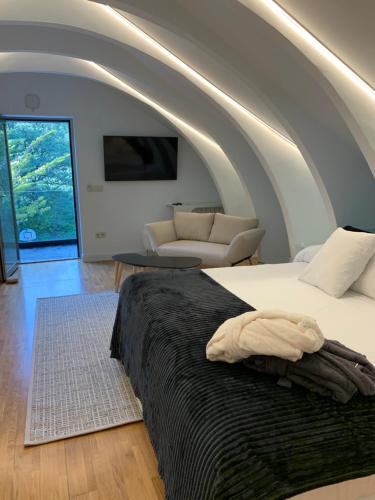 um quarto com uma cama grande e um tecto arqueado em ESPEJO DE SOLEDADES em Vigo de Sanabria